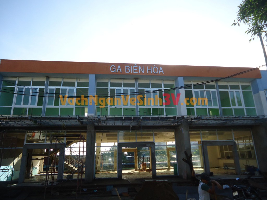 vách ngăn vệ sinh tại nhà ga biên hòa, đồng nai