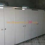 Vách ngăn vệ sinh ở Quán Ăn tại Chùa Bà Đen tỉnh Tây Ninh