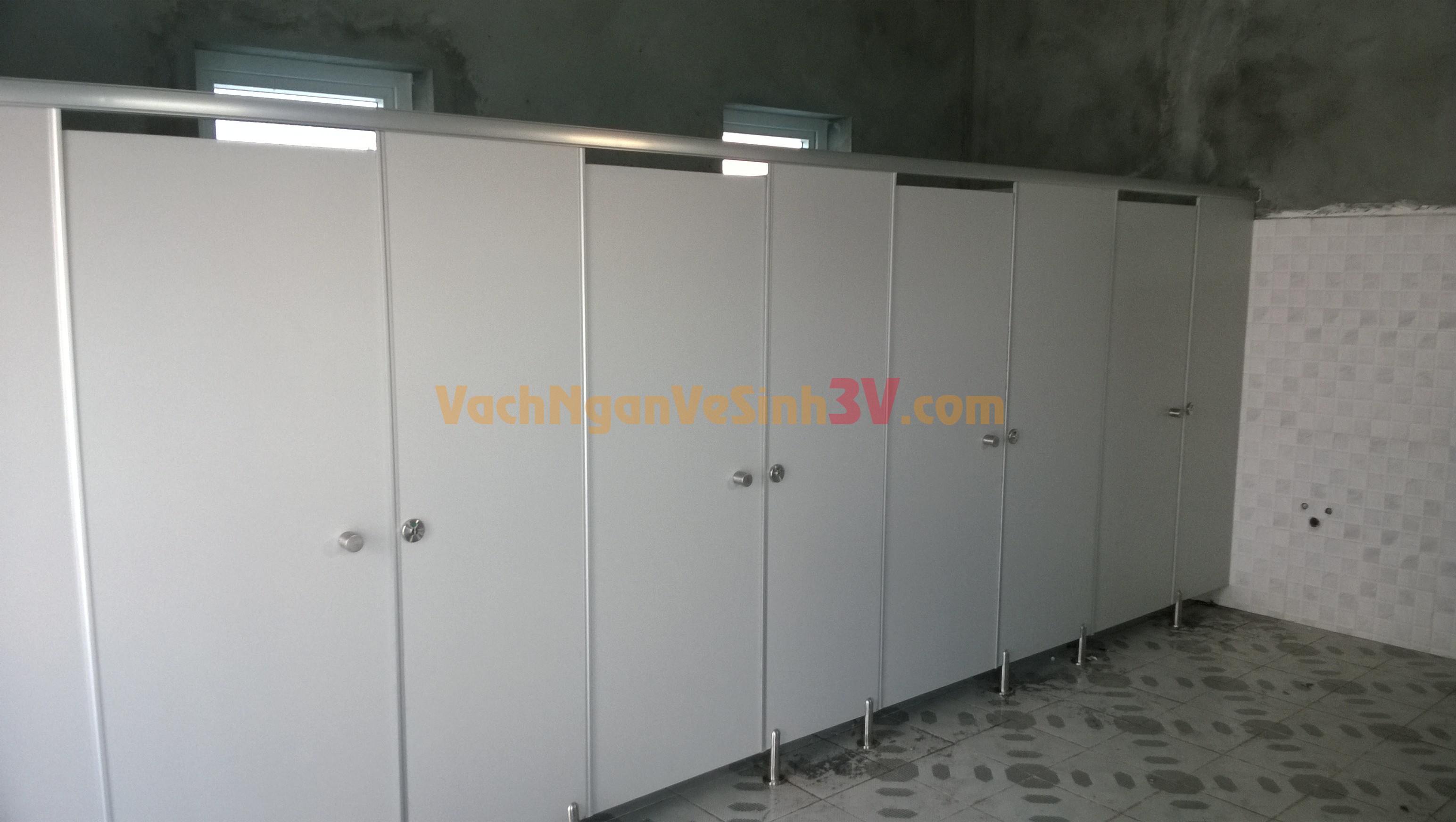 Vách ngăn vệ sinh ở Quán Ăn tại Chùa Bà Đen tỉnh Tây Ninh