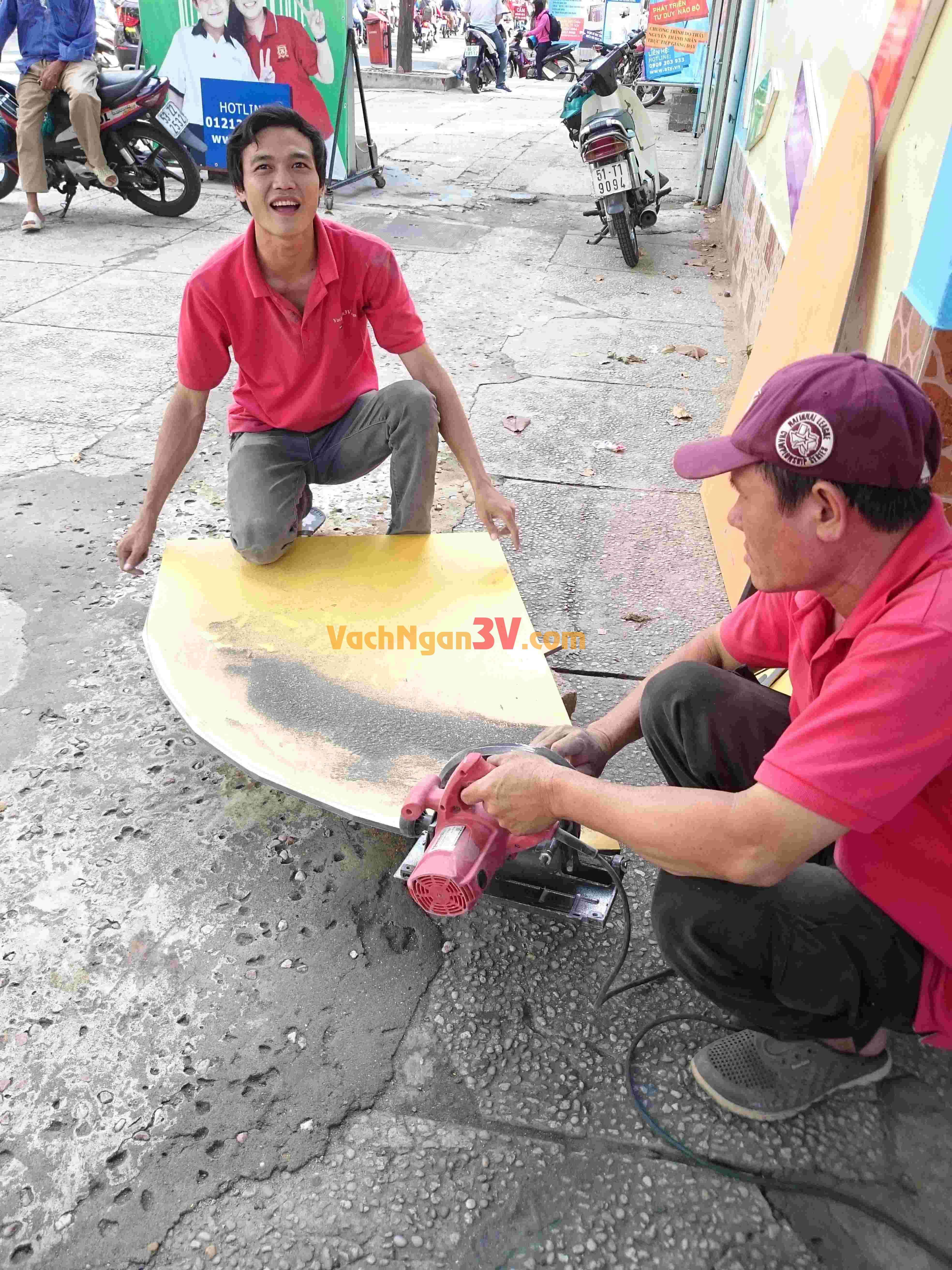 Đội thợ đang tiến hành cắt tấm...
