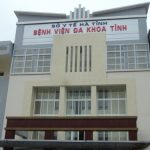 Tấm vách ngăn vệ sinh HPL tại Hà Tĩnh trong khuôn viên sạch sẽ trên sàn nhà