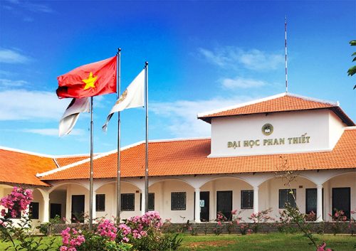 trường đại học Phan Thiết, tọa lạc tại Địa chỉ: 225 Nguyễn Thông, khu phố 1, Thành phố Phan Thiết, Bình Thuận 