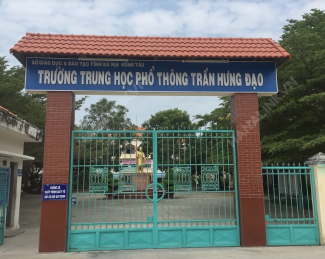 Lắp đặt tấm vách ngăn vệ sinh compact Trường THPT Trần Hưng Đạo, Bà Rịa Vũng Tàu