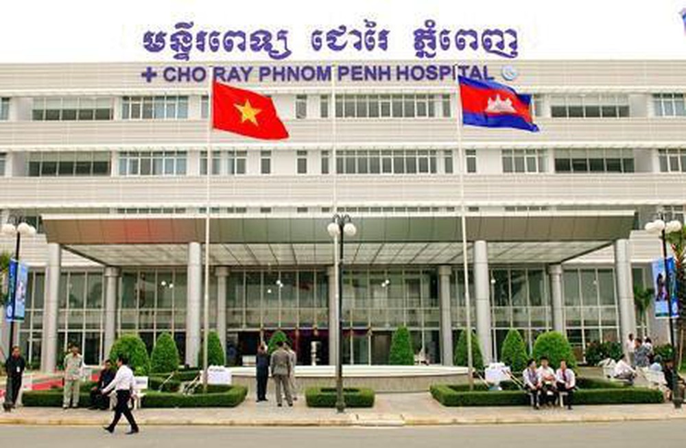 Thi công vách ngăn compact Bệnh viện Chợ Rẫy – Phnôm Pênh