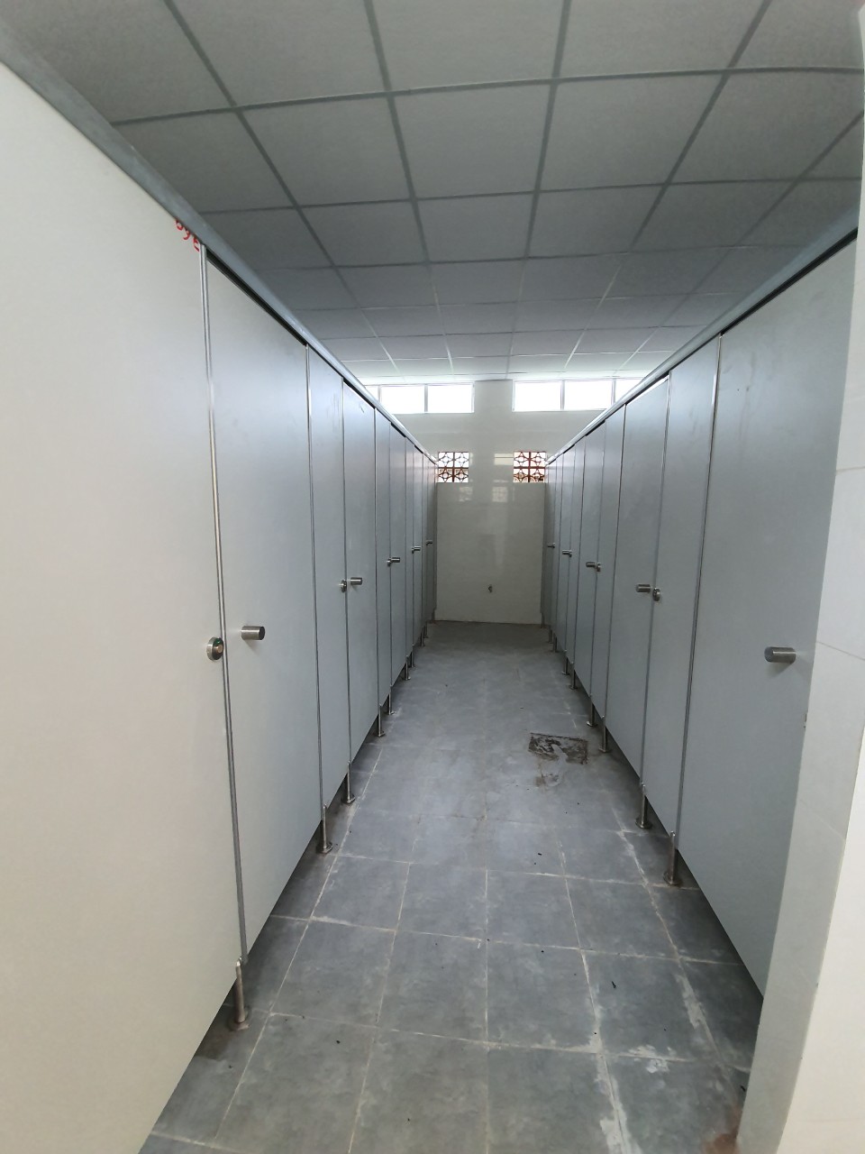 thi công vách ngăn wc tấm compact tại Sóc Trăng